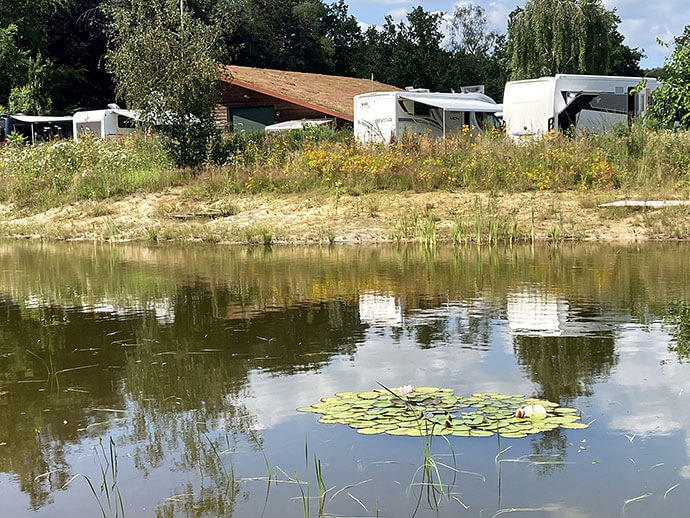 kamperen naast het water