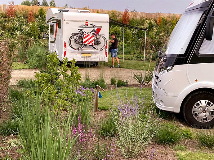 ruime camperplaatsen met gazon en tuintje